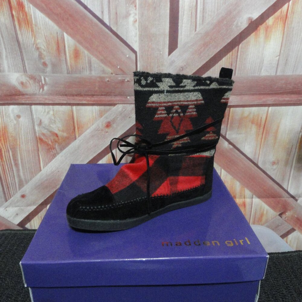 Madden girl Jackman style plaid flannel moccasin style boot sz 8. NWT and box - Picture 5 of 6